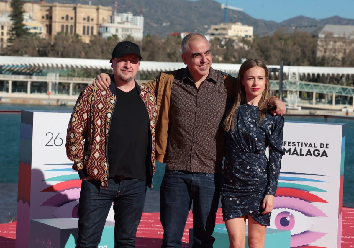 El director malagueño Chiqui Carabante junto a los actores Fernando Cayo y Carla Nieto durante el photocall de 'La Fortaleza'.