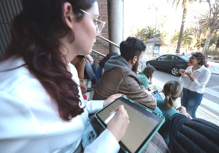 La profesora Susana García Bujalance, con sus alumnos de la asignatura de Urbanismo, de 5.º curso de Arquitectura, en el Rectorado.