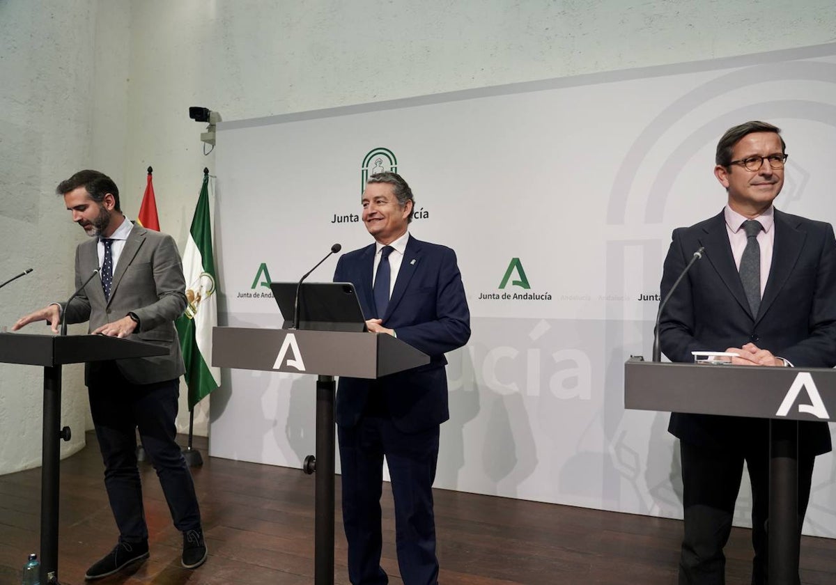 Antonio Sanz, en el centro, junto a los consejeros Ramón Fernández-Pacheco y Jorge Paradela