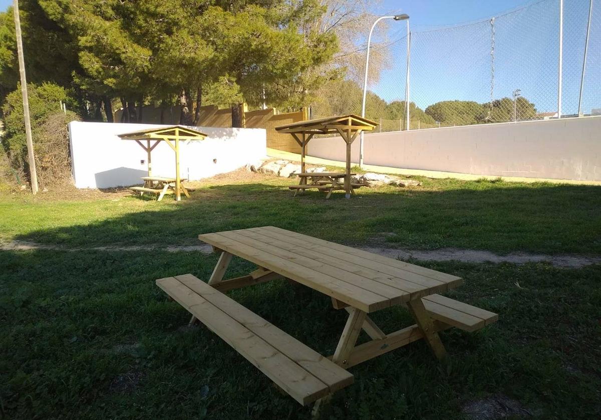 Mejoran el entorno del campo de fútbol Las Viñas