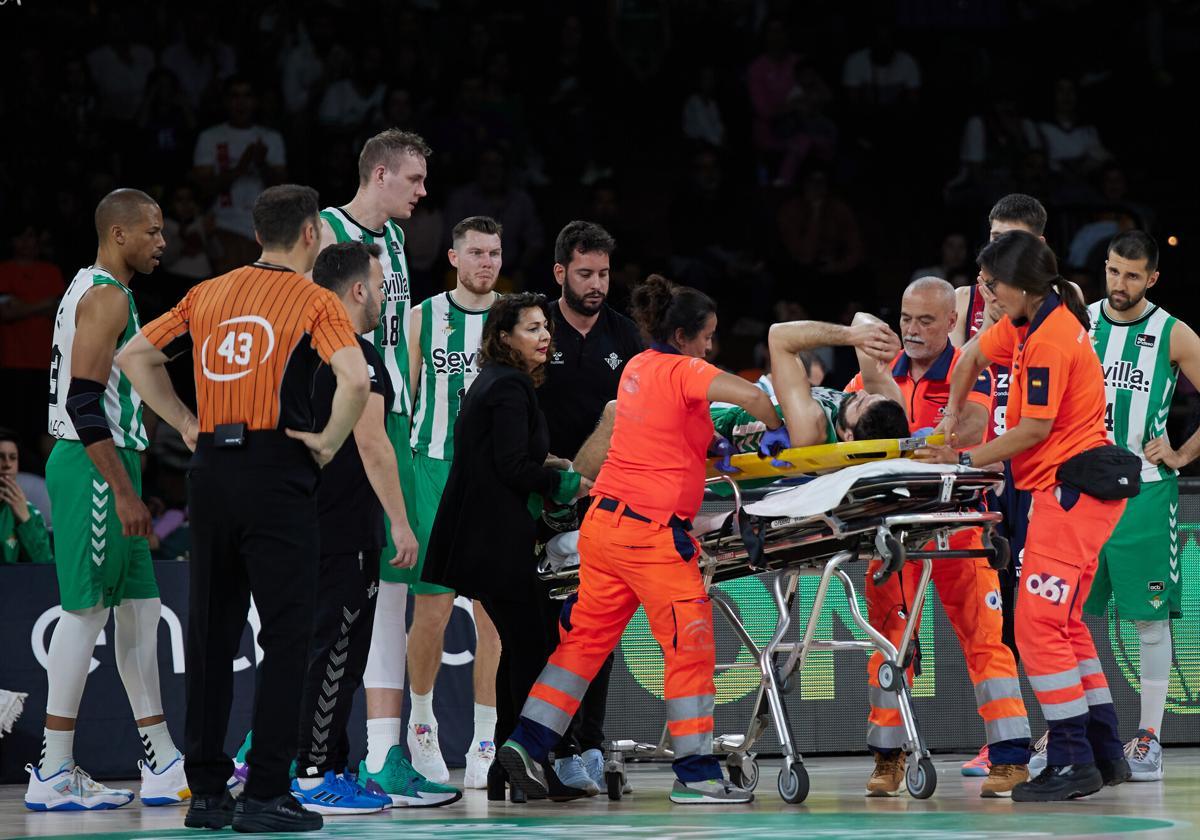 Pepe Pozas es retirado en camilla de la pista de San Pablo tras lesionarse.