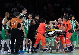 Pepe Pozas es retirado en camilla de la pista de San Pablo tras lesionarse.