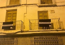 Imagen de dos de las banderas que se han instalado en balcones del centro histórico veleño.
