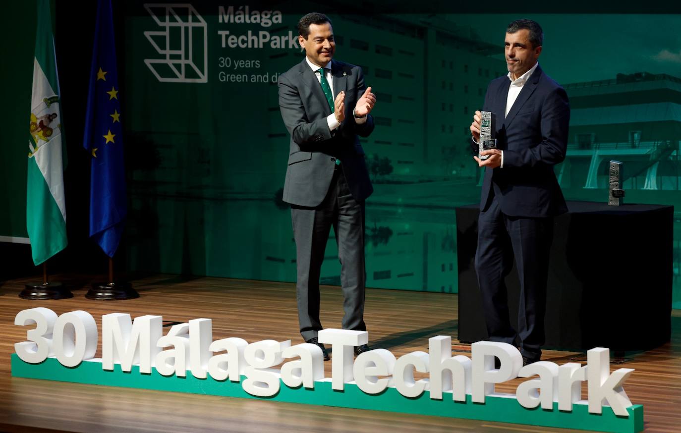 El presidente de la Junta de Andalucía, Juanma Moreno, con el security engineering director de Google, Bernardo Quintero. 