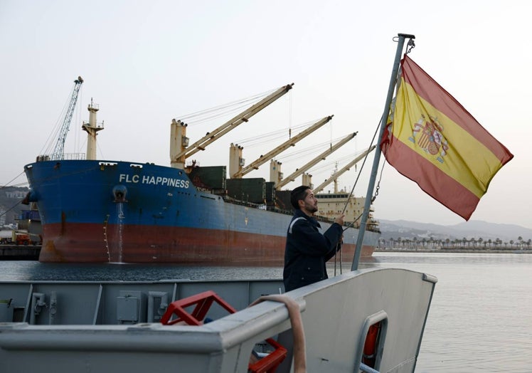 Momento de izar la bandera antes de iniciar la singladura.
