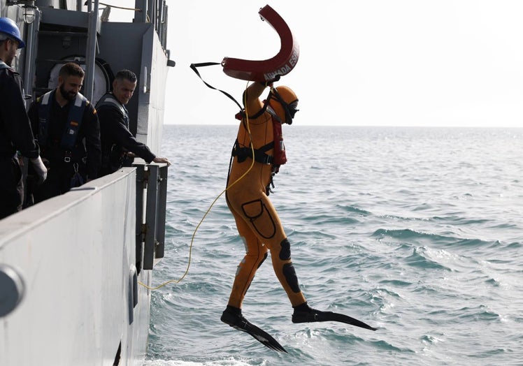 Uno de los ejercicios fue simular la caída accidental al mar de un miembro de la dotación.