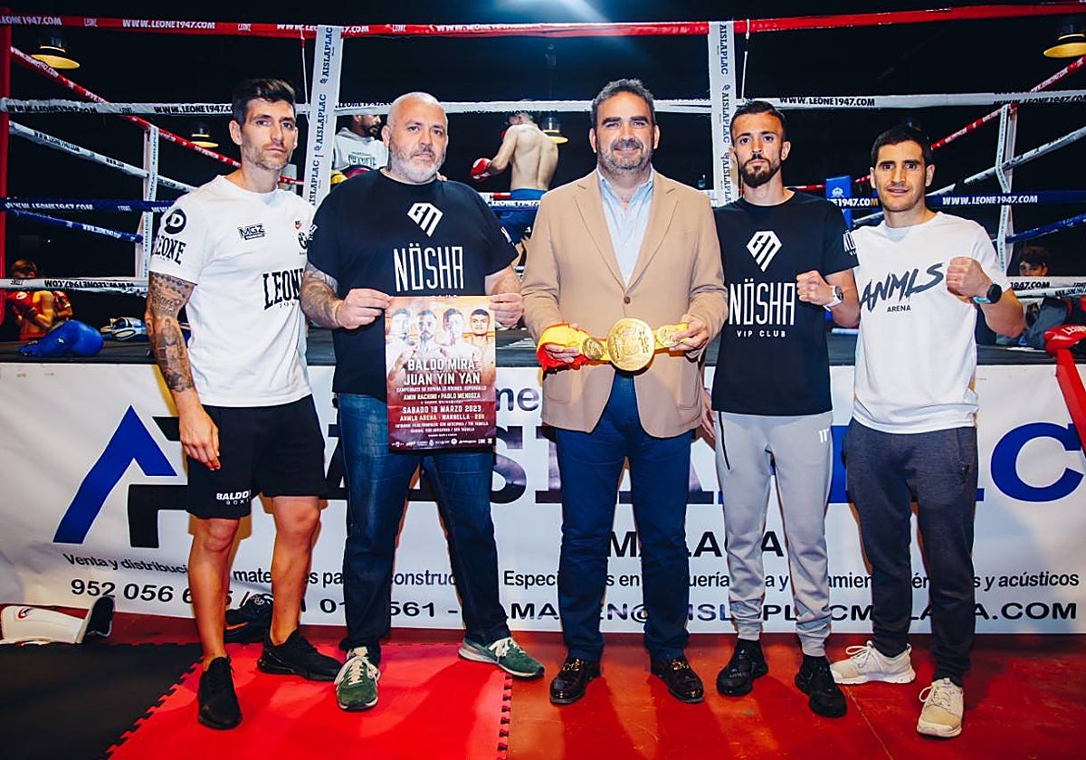 En el centro, el concejal de Deportes de Marbella, Manuel Cardeña, durante la presentación.