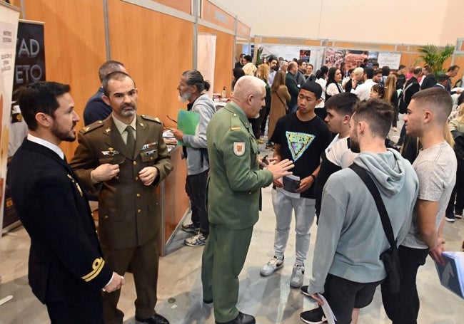 Muchos jóvenes se han acercado a conocer las posibilidades laborales de las Fuerzas Armadas.