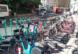 Punto de estacionamiento de bicis y patinetes de alquiler en Cortina del Muelle.