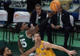 Perry estira el brazo para anotar una canasta ante dos defensores del Limoges.