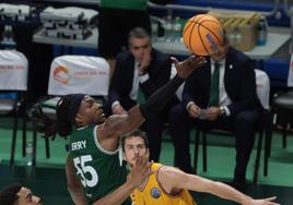 Perry estira el brazo para anotar una canasta ante dos defensores del Limoges.