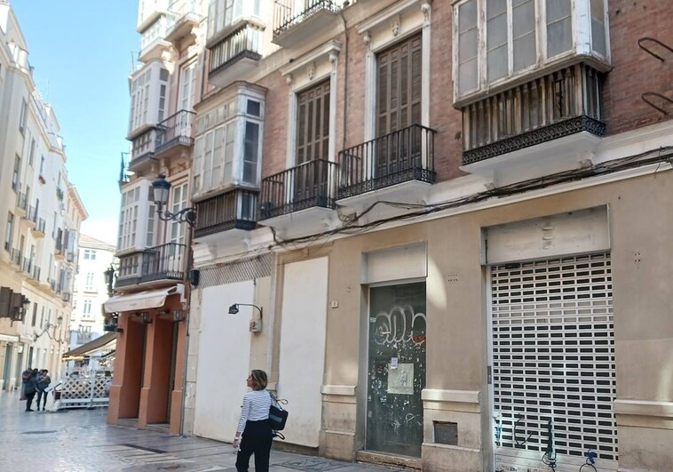 Una empresa de Madrid compra un edificio abandonado en la calle Strachan de Málaga para habilitar ocho viviendas