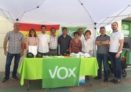 El hasta edil de Vox, Jeffrey Taylor, primero por la derecha, en una imagen de mayo de 2019.