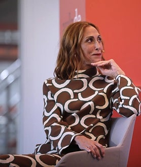 Imagen secundaria 2 - Diferentes momentos del Aula de Cultura, en Cervezas Victoria. 