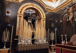 Altar del triduo en honor a Nuestra Señora de la Soledad, de la Congregación de Mena.