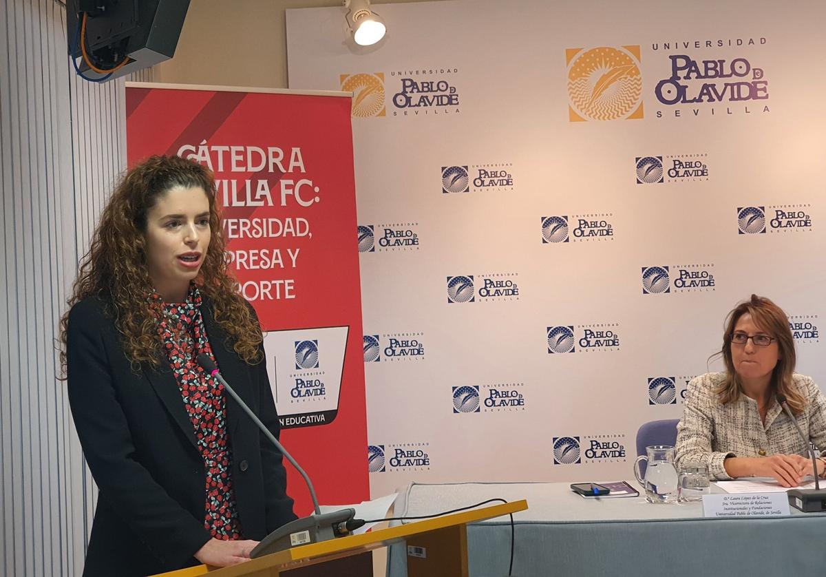 Irene García Esteban, durante la defensa de su trabajo en la Universidad Pablo de Olavide.