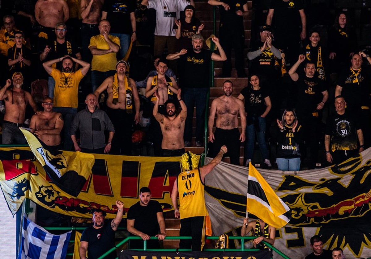 Hinchas del AEK, durante el partido contra el Galatasaray.