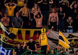 Hinchas del AEK, durante el partido contra el Galatasaray.