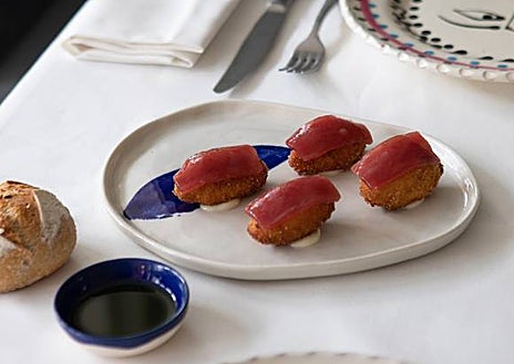 Imagen secundaria 1 - Imagen del arroz de pulpo y las croquetas de atún, y parte de la sala del restaurante.