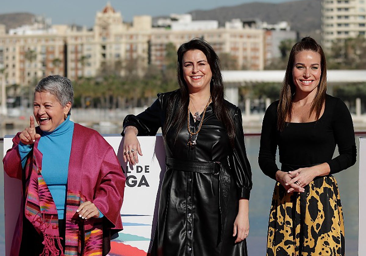 Magali Carrasquillo, Glorimar Marrero e Isel Rodríguez, en el Muelle Uno antes de la prensentación.