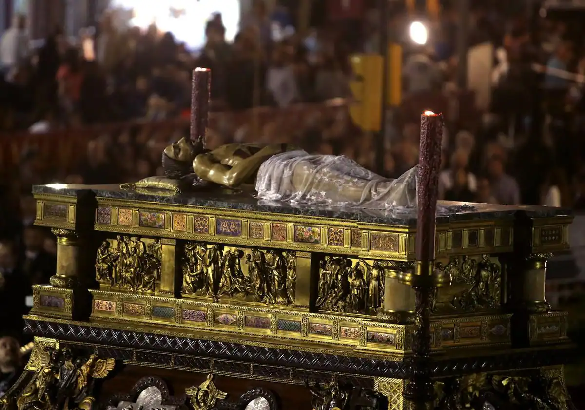 Sábado Santo 2023 en Sevilla: horario e itinerario de las procesiones de Semana  Santa