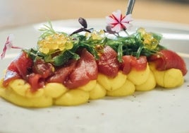 Diego Gallegos prepara su causa limeña con atún marinado.