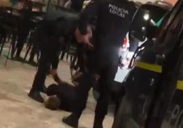 El conductor, al ser detenido por agentes de la Policía Local de Málaga.
