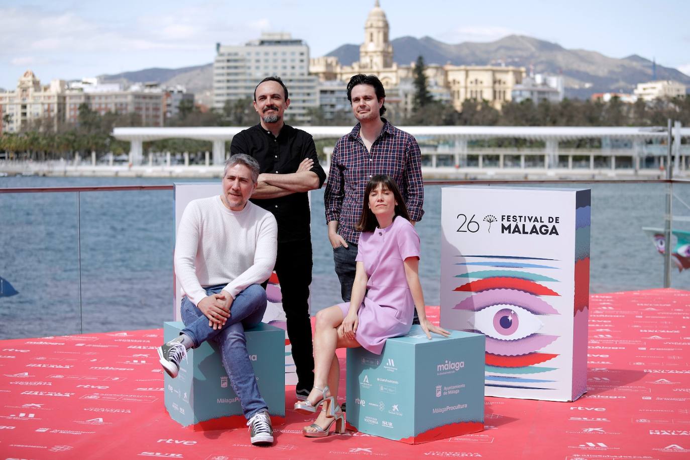 Posado del equipo de la película 'La llegada'. Con la presencia de Alejandro Rojas y Juan Sebastián Vásquez, directores; Alberto Ammann y Bruna Cusí, actores;Carles Torras, Carlos Juárez y Xosé Zapata, productores