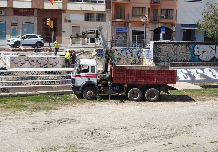 El Ayuntamiento de Málaga retoma los trabajos para instalar el puente a la altura del CAC