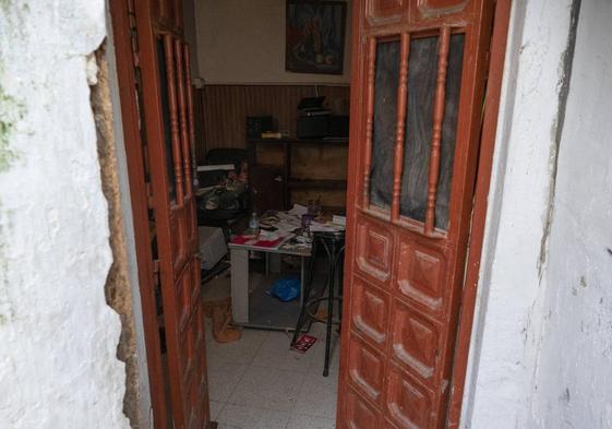 Vista de la entrada de la vivienda de Yasin Kanka este jueves en Algeciras (Cádiz)
