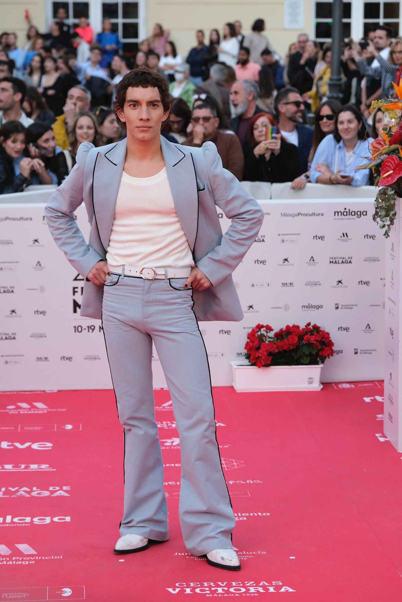 También por diferente, por arriesgar en la elección, nos gusta el traje de Palomo Spain de Jorge López. En un tejido celeste tipo denim con ribetes negros de contraste. Completó el look con camiseta blanca de canalé y cinturón blanco.