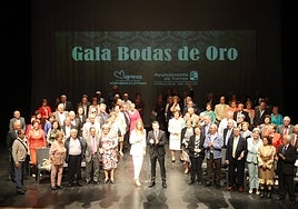 El centenar de mayores de Torrox homenajeados este sábado por el Ayuntamiento, en el escenario con el alcalde.