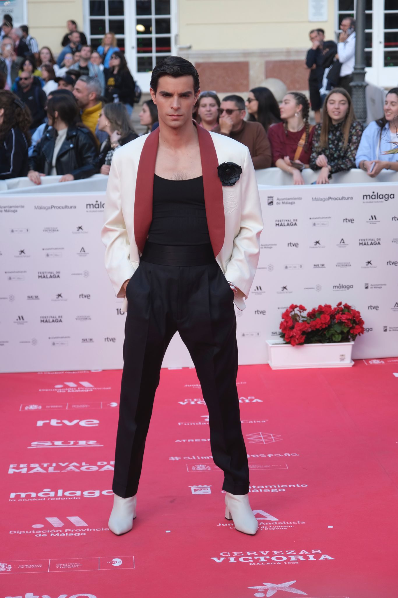 El actor malagueño José Pastor (que da vida a Miguel Bosé en la serie) lució uno de los looks masculinos diferentes con mejor resultado. Un traje de Dsquared2 con chaqueta tipo esmoquin blanca con solapa en teja y aplicación de flor que combinó con pantalón negro con fajín. Diferente y acertado. Es un sí.