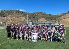 Foto de familia de los dos conjuntos en el campo de rugby que lleva el nombre del periodista de SUR.