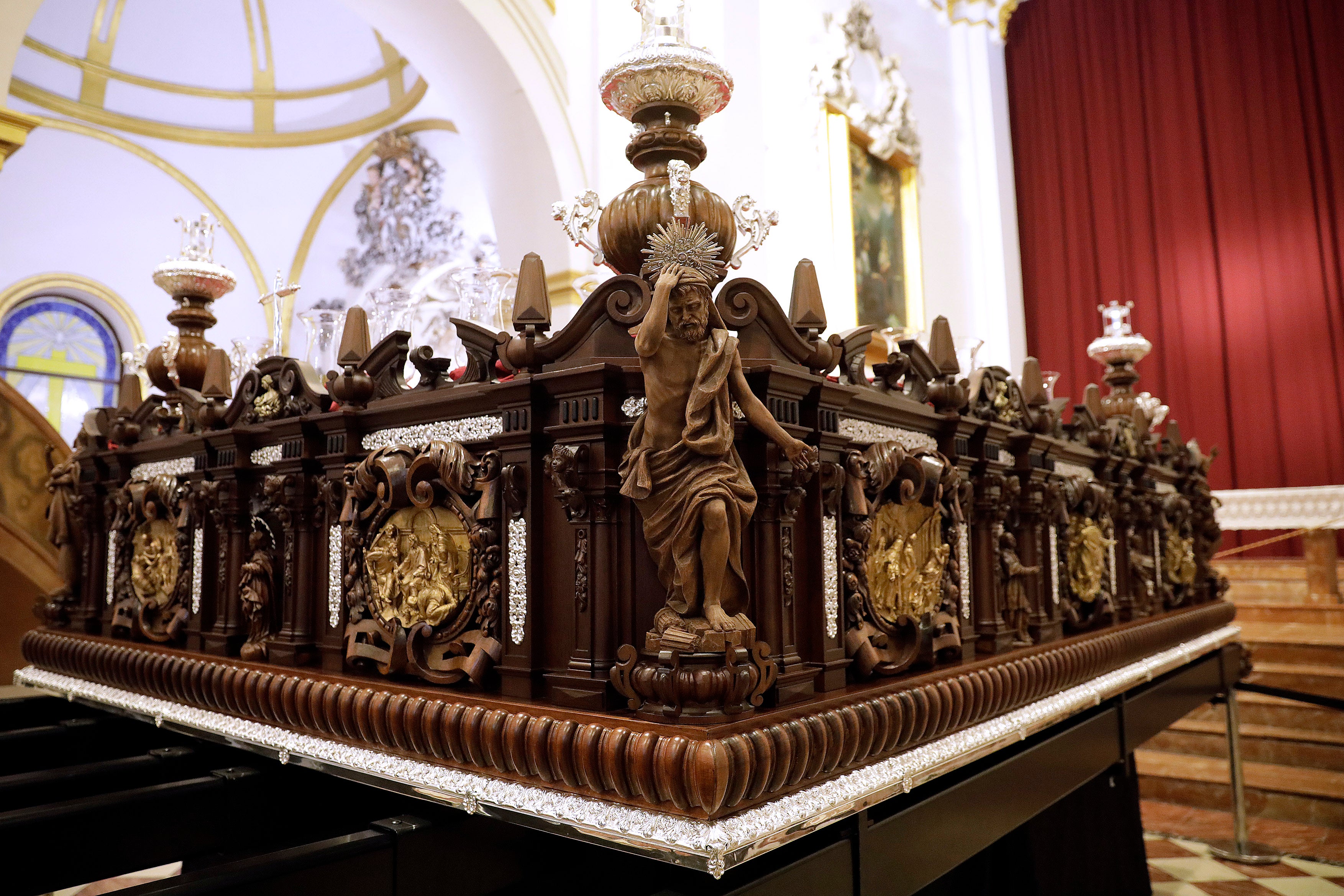 Aunque el diseñador del trono del Cristo del Perdón, Jesús Catellanos, ideó unos arbotantes como elementos lumínicos del conjunto, finalmente la cofradía ha optado por colocar cuatro hachones, siguiendo la estética del trono anterior. Las piezas lignarias de los hachones son de Alexis Sánchez.