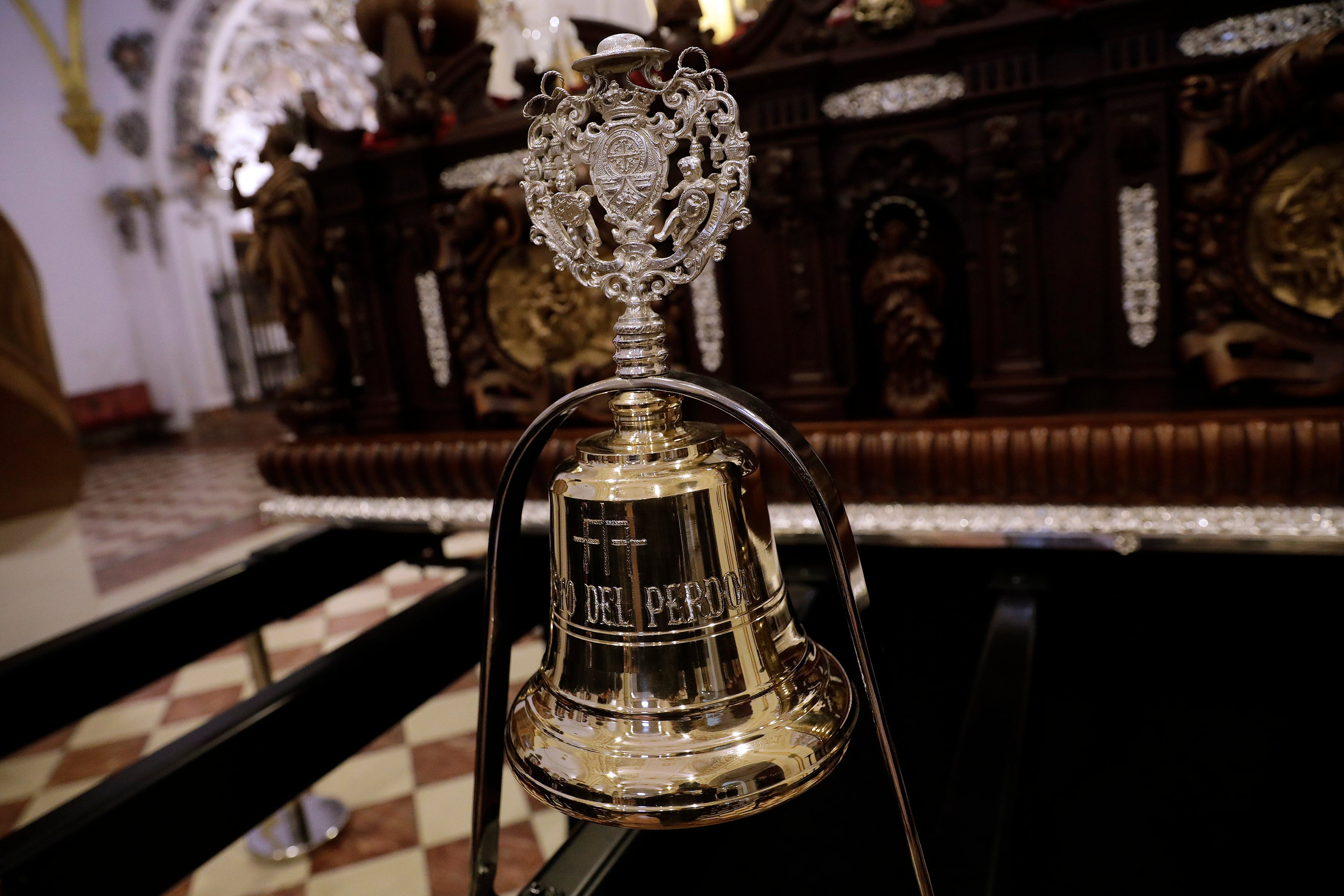 El arco de campana es del orfebre Cristóbal Martos. Contiene la heráldica de la corporación.