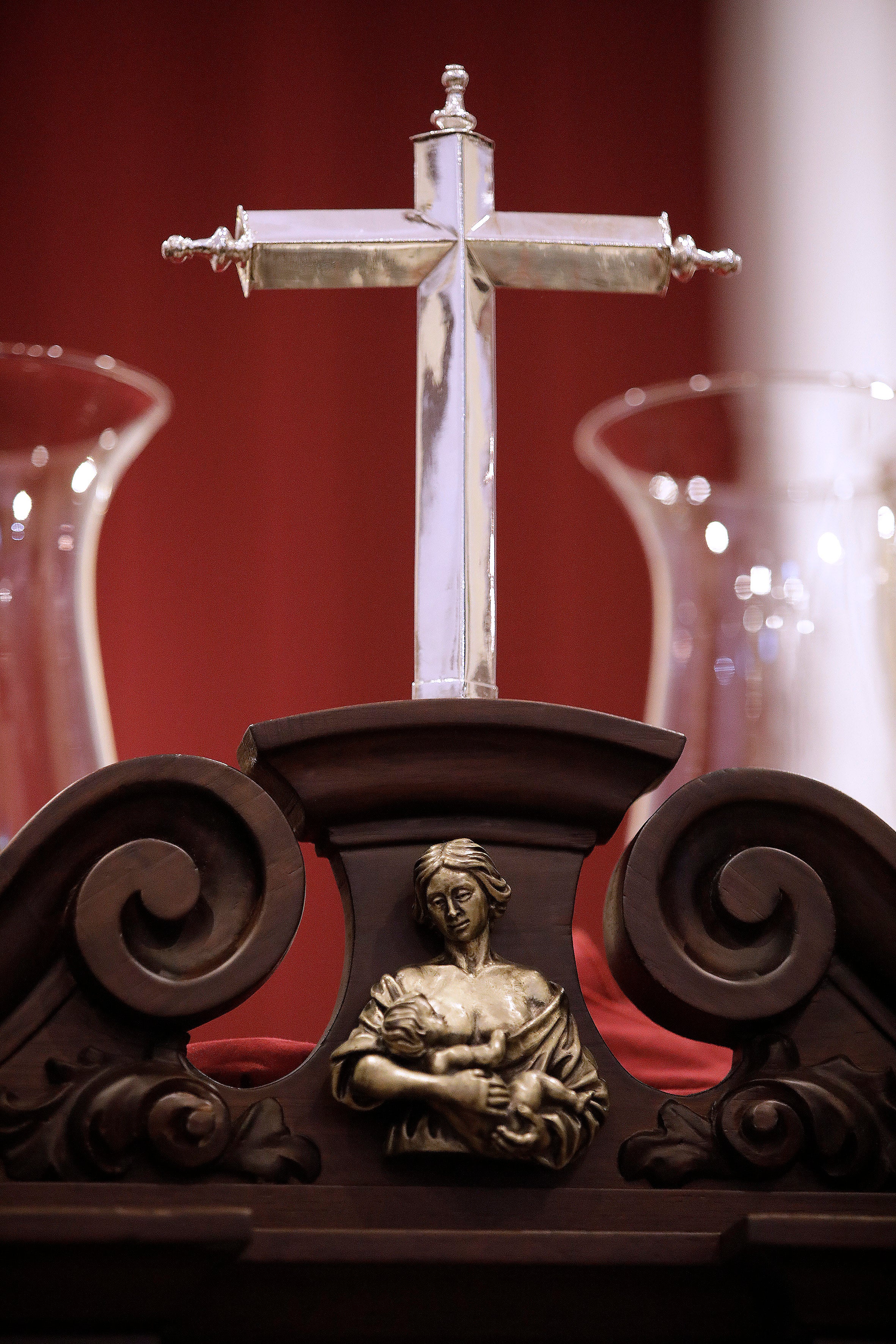 El frontal del trono del Cristo del Perdón cuenta con una cruz de plata. El imaginero Alberto Pérez Rojas es el autor de los medios bustos en bronce de las tres virtudes teologales: Fe, Esperanza y Caridad; y tres de las cuatro cardinales: Fortaleza, Templanza y Prudencia. Estas piezas se acoplan en los frontones de las capillas. En el centro del frontal aparece la representación de la caridad.