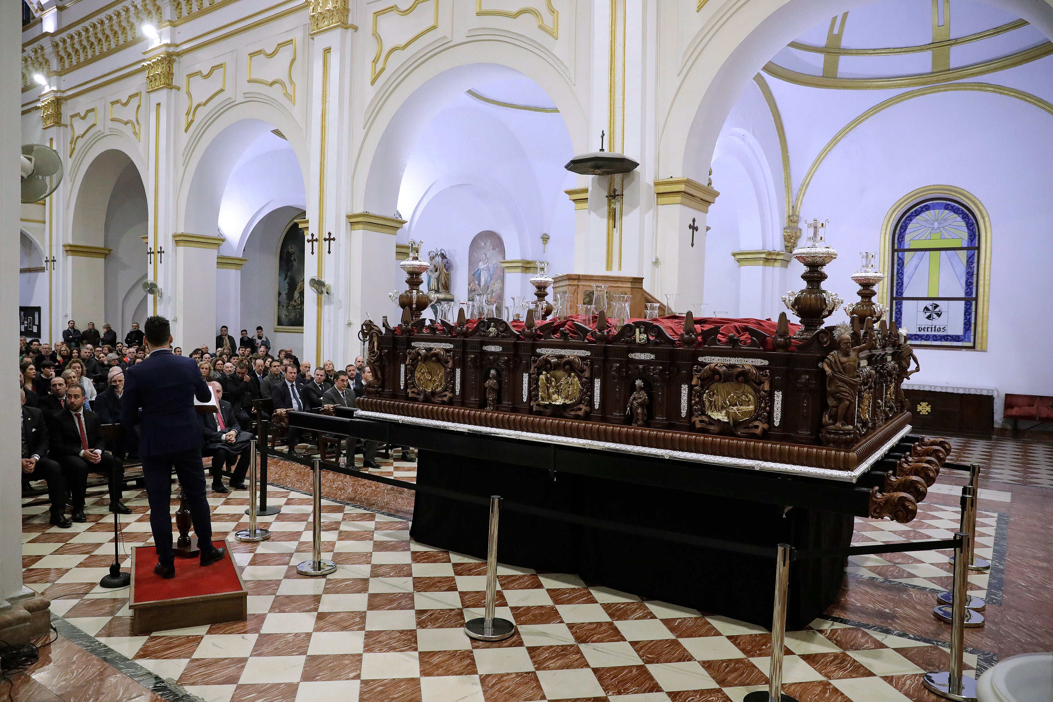 Los laterales del trono contienen tres relieves , del escultor malagueño José María Ruiz Montes. Asimismo, el trono cuenta con imaginería para las seis capillas, obra de Alberto Pérez Rojas. Las piezas representadas son la Inmaculada Concepción, para el frente, la Virgen de la Victoria para la trasera, mientras que el resto de figuras corresponden a San Carlos Borromeo, Santo Domingo de Guzmán, el apóstol San Pedro y la Virgen del Carmen.