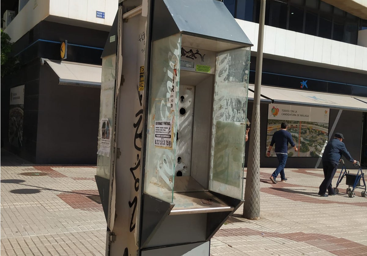 La cabina olvidada en la Avenida de Andalucía.