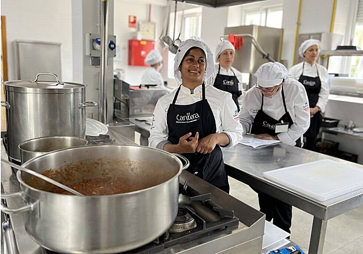 Radha Castañe, mientras escucha a sus compañeros.