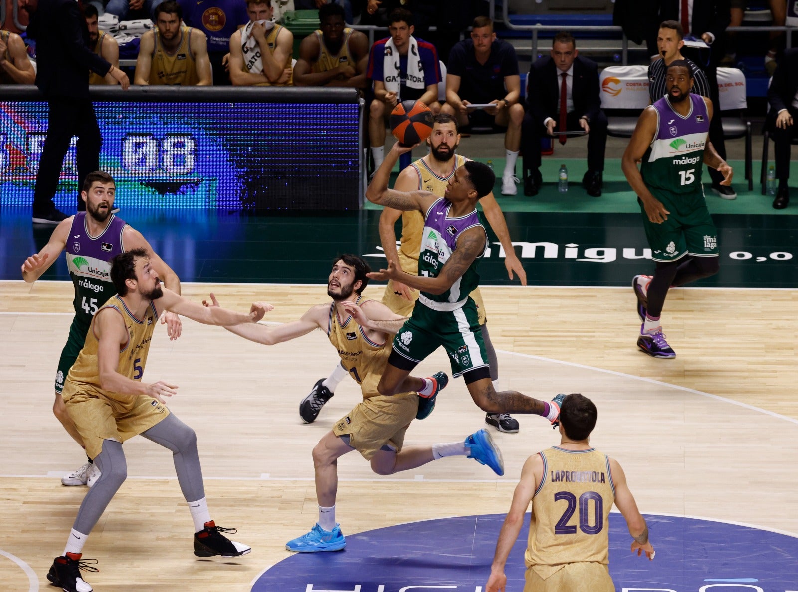 Las fotos del choque entre el Unicaja y el Barcelona