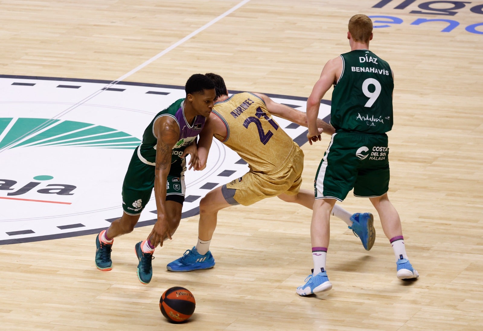 Las fotos del choque entre el Unicaja y el Barcelona