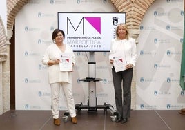 Carmen Díaz, directora general de Cultura, y Ángeles Muñoz, alcaldesa, en una foto de archivo de la presentación del Premio Internacional Marpoética.