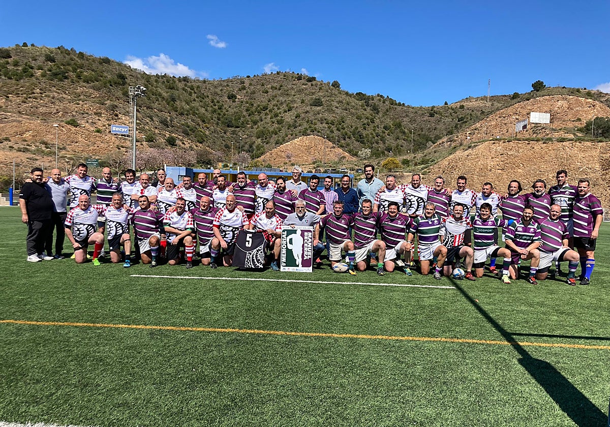 Foto de familia de los dos conjuntos en el campo de rugby que lleva el nombre del periodista de SUR.
