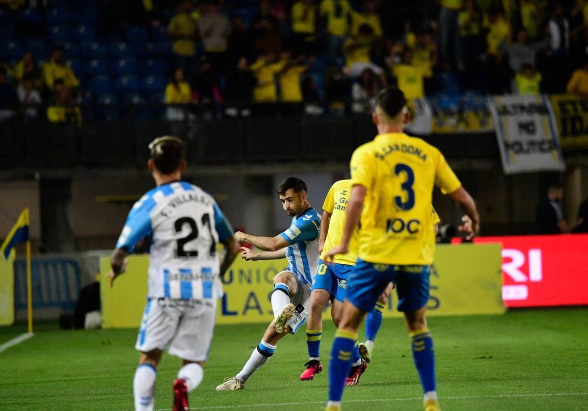 Ramón da un pase en el partido contra Las Palmas.