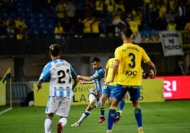 Ramón da un pase en el partido contra Las Palmas.