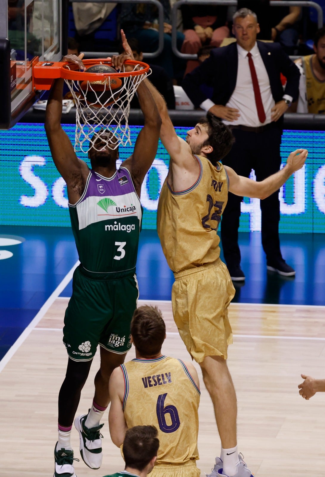 Las fotos del choque entre el Unicaja y el Barcelona