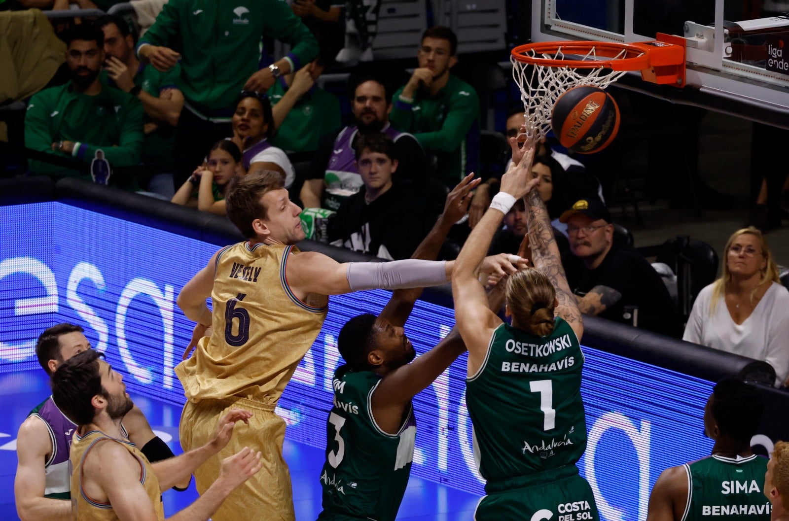 Las fotos del choque entre el Unicaja y el Barcelona