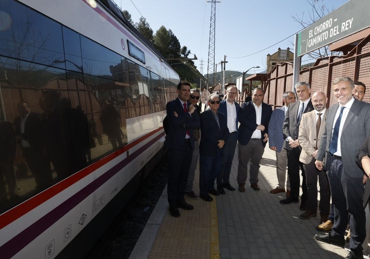 Representantes del Gobierno y ayuntamientos, en la estación de El Chorro.