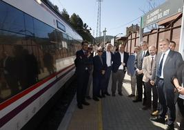 Representantes del Gobierno y ayuntamientos, en la estación de El Chorro.